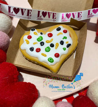 Load image into Gallery viewer, Valentine&#39;s Day Heart Pizza Cookie
